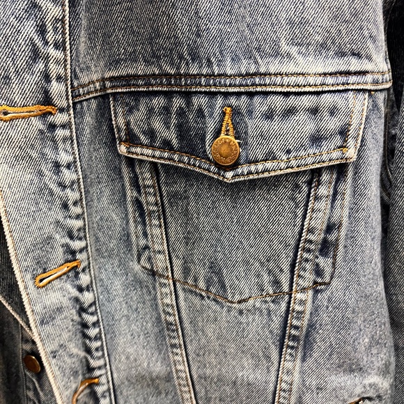This light wash denim jacket is a vintage piece from the Jennifer Moore brand. - Picture 3 of 10